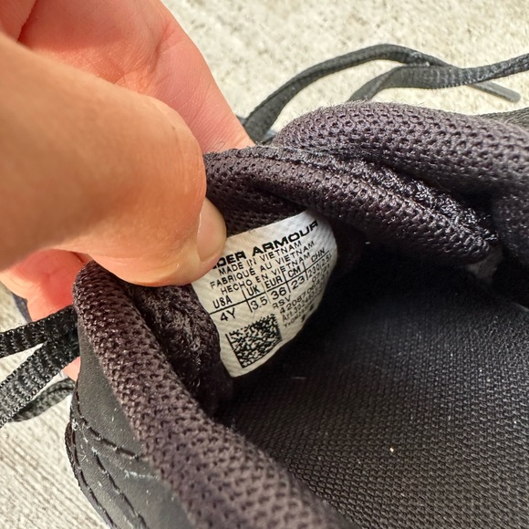 Under Armour Charged Assert 9 Black Youth size 4Y - Picture 6 of 9